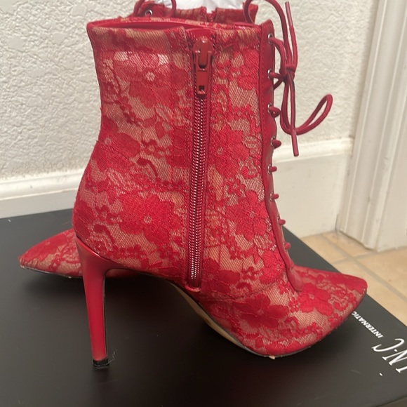 I.N.C. Indira size 5.5 red lace booties - Picture 3 of 6